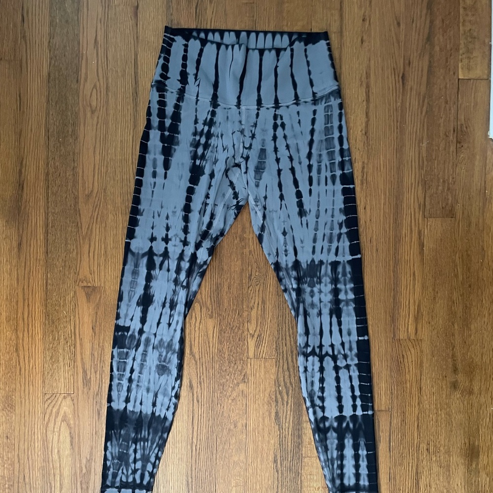 Black & Gray Lululemon Shibori Leggings Like New Size 8